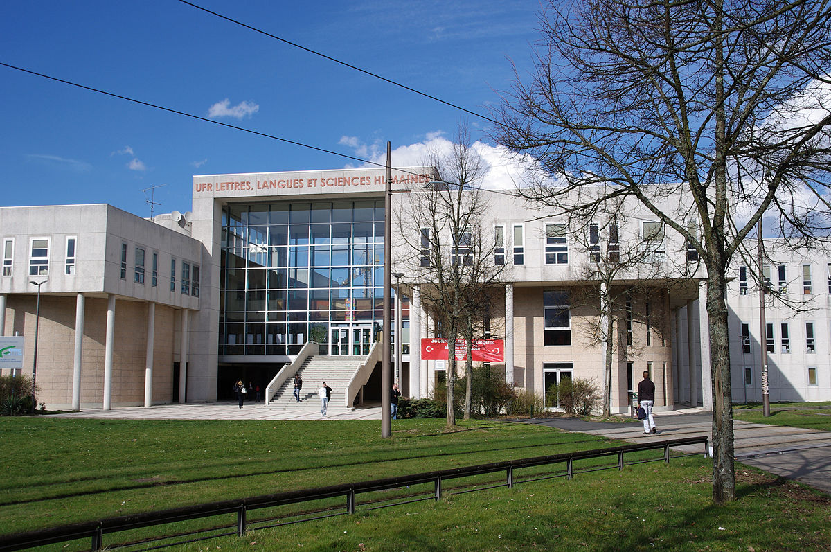 1200px-Campus_Orléans-la-Source_UFR_lettres,_langues_et_sciences_humaines