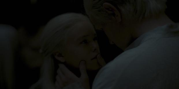 Rhaenyra Targaryen et son oncle Daemon Targaryen dans un bordel des bas-fons de Port Royal
