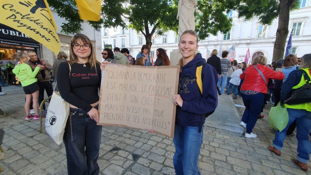 Elodie et Elisa ont emmené une pancarte éloquente. Photo Thomas Derais