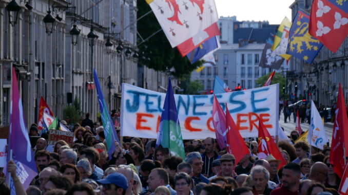 Les manifestants ont ensuite remonté la rue Jeanne-d'Arc vers la cathédrale. Photo Lucas Lenormand