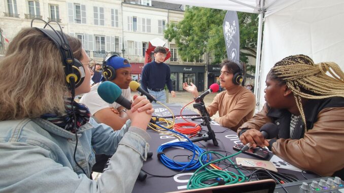 La Fabrique du turfu en rodage sur le stand de Radio Campus Orléans. Ici avec Alexis Horani, de l'association Oni'Films. Photo Thomas Derais