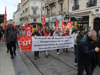 Près de 600 personnes se sont rassemblées à Orléans, ce lundi 1er octobre. Photos Steven Miredin