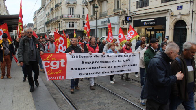 Près de 600 personnes se sont rassemblées à Orléans, ce lundi 1er octobre. Photos Steven Miredin