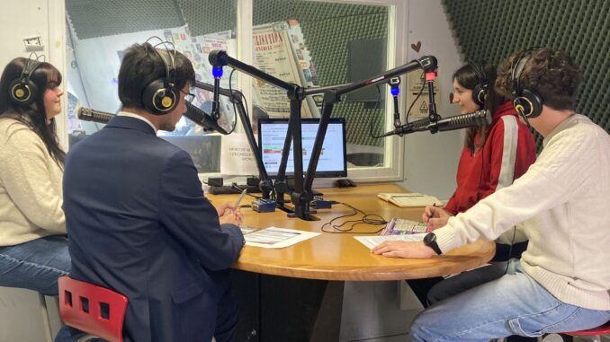 Les quatre listes étudiantes candidates au conseil d'administration étaient réunies dans les studios de Radio Campus Orléans, le 22 novembre. Photo Erwann Cochery